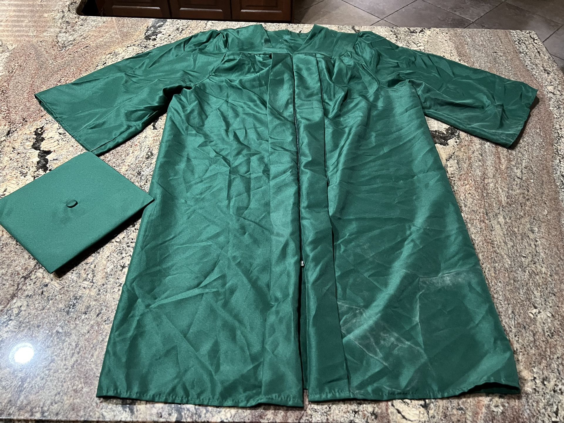 Jostens Green Graduation Gown And Cap For 5 Foot 4 To 5 Foot Six