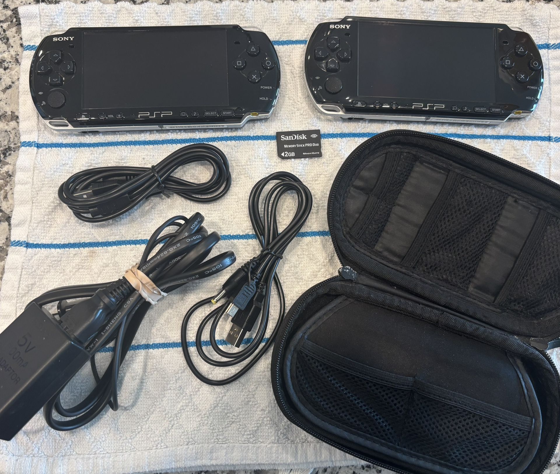 2× PSP-3000 (3001) Black – Great Condition– 2 NEW Batteries + 3 Chargers + 1 Case + 1 SD Card