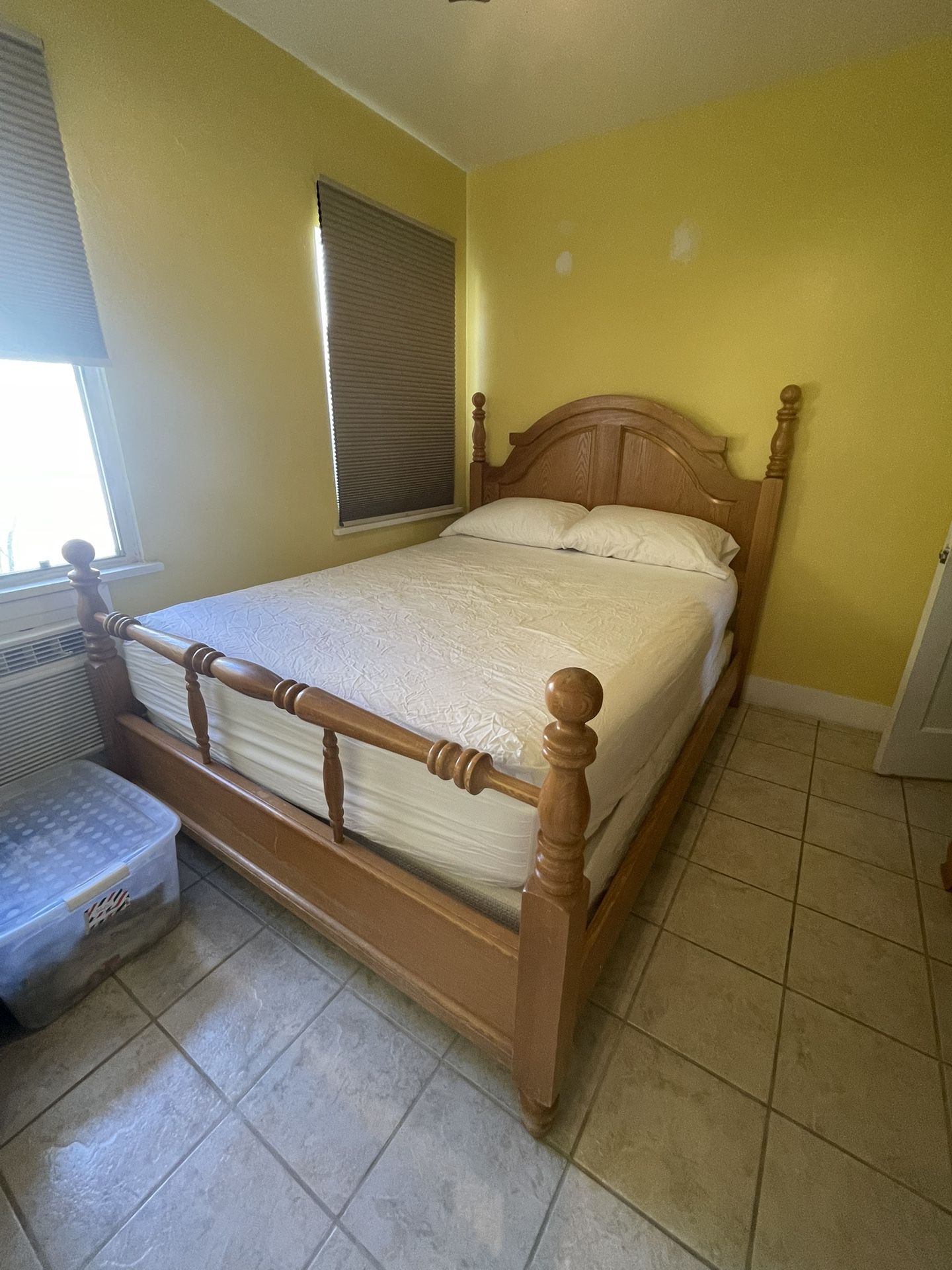 Queen bed & dresser