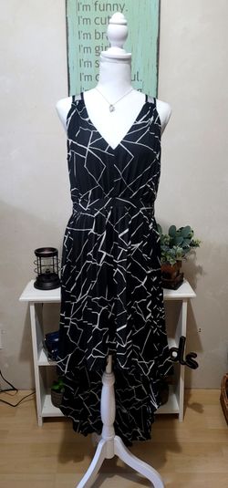 NEW Black & White High-Low V-Neck Sleeveless Dress