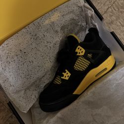 Jordan 4 Thunder 