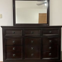 Dresser With Mirror 