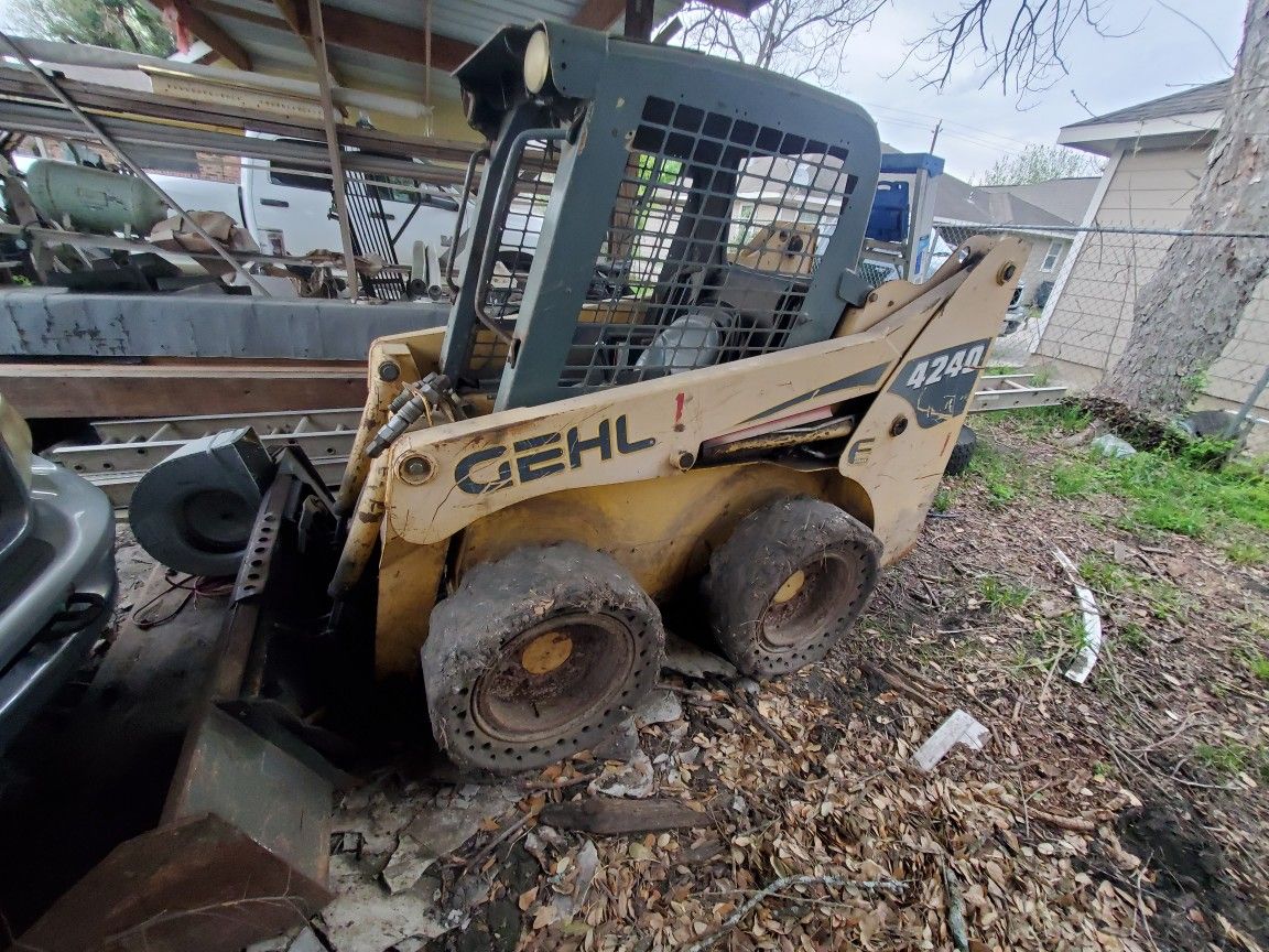 Gehl Skid Steer 4240  + Implements