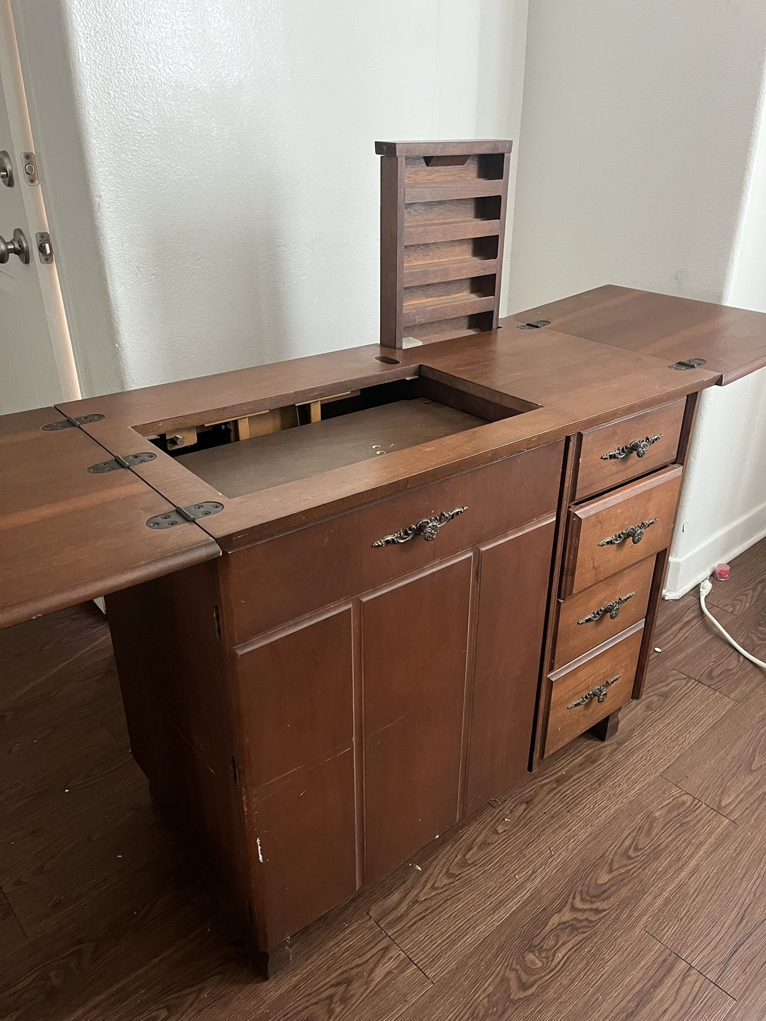 Sewing machine cabinet