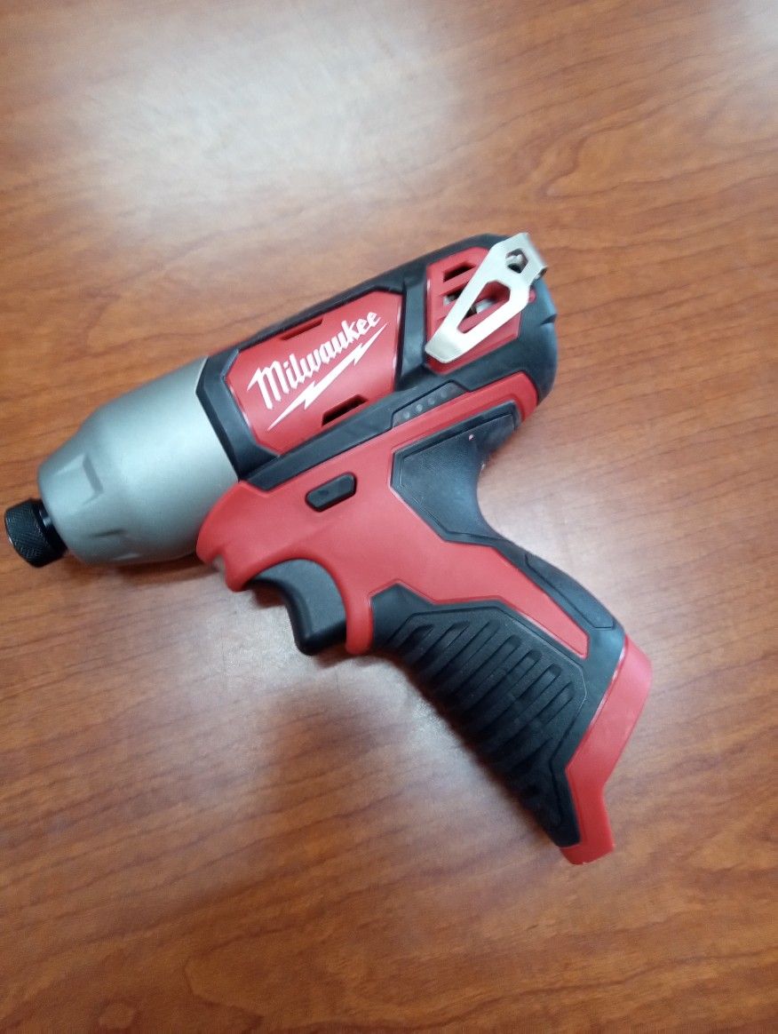 Milwaukee new 1/4" impact M12 - Nuevo 