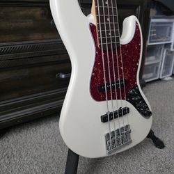 Fender Jazz Bass 5 String (Amazing sound)