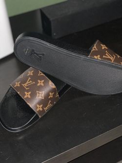 LV Men Slides (size 10)