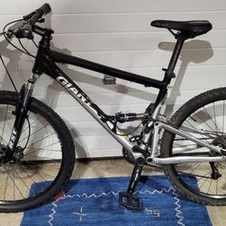 2009 Giant Anthem Advanced Hydraulic disc brakes,  Michelin tires. Ready to ride. 
 
750.00 O.B.O 