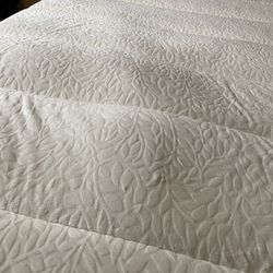 Queen Size Bed In Great Condition!!