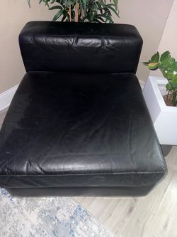 FREE Black Lounge Chair – Pickup Only