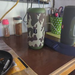 HOOKED BLUETOOTH SPEAKER 