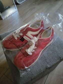 Tennis shoes