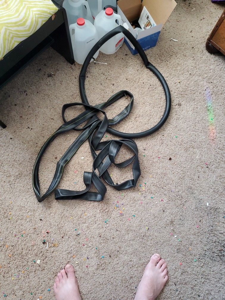 2 Pairs of bike tires