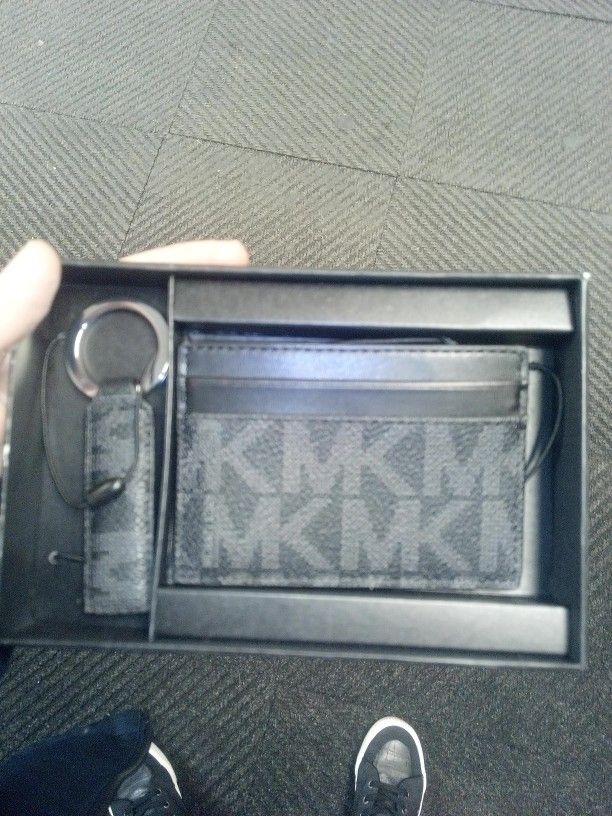 New Michael Kors Wallets And Leather Keychain 