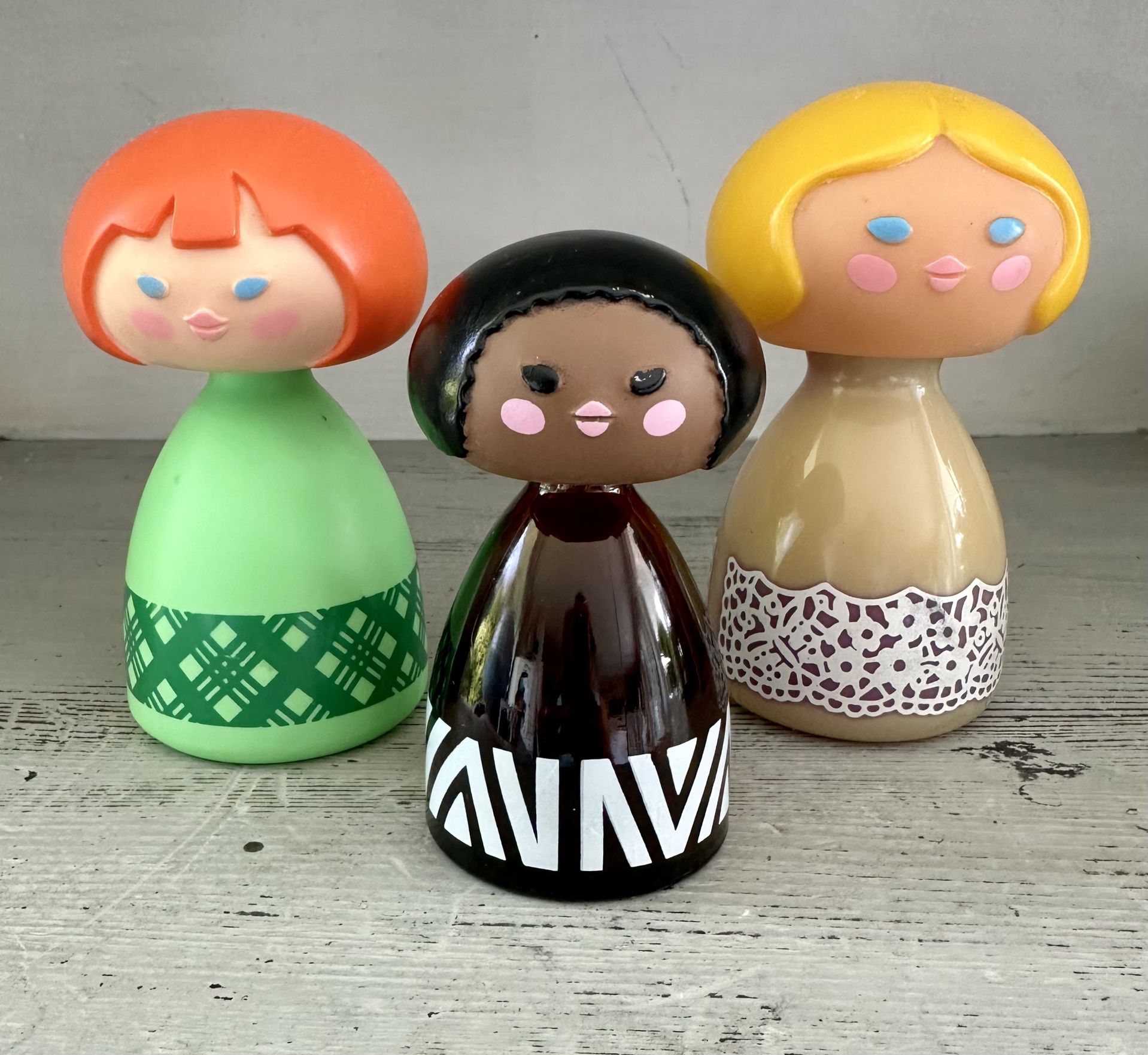 Set of 3 Vintage Avon Small World doll bottles bubble bath/ cologne/ perfume Dolls are in nice condition.Bottles are empty.