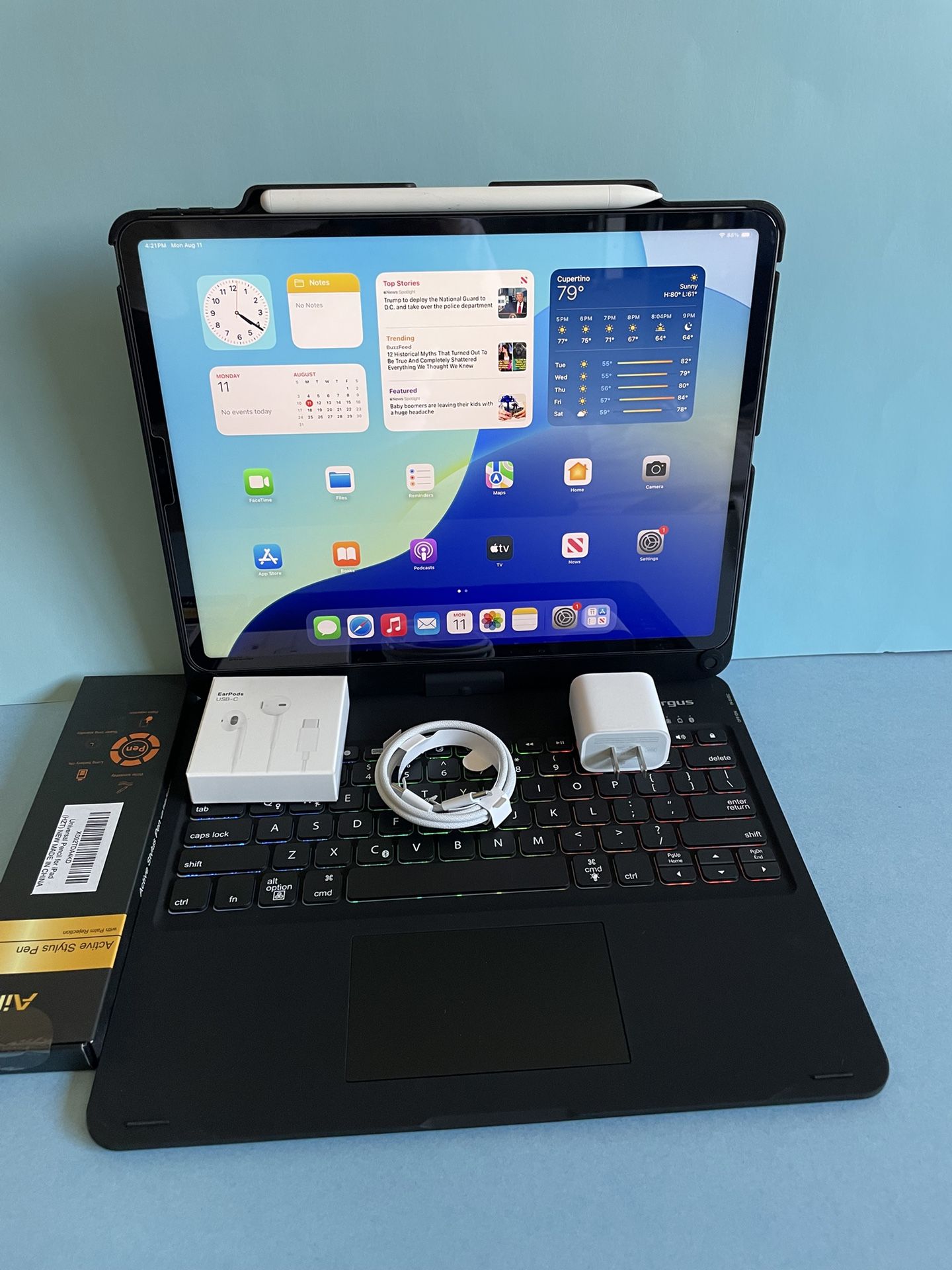 Apple IPad Pro 12.9” 4th Generation (2020 Model/ Face ID/Liquid Retina) 256GB with pen, keyboard & Accessories