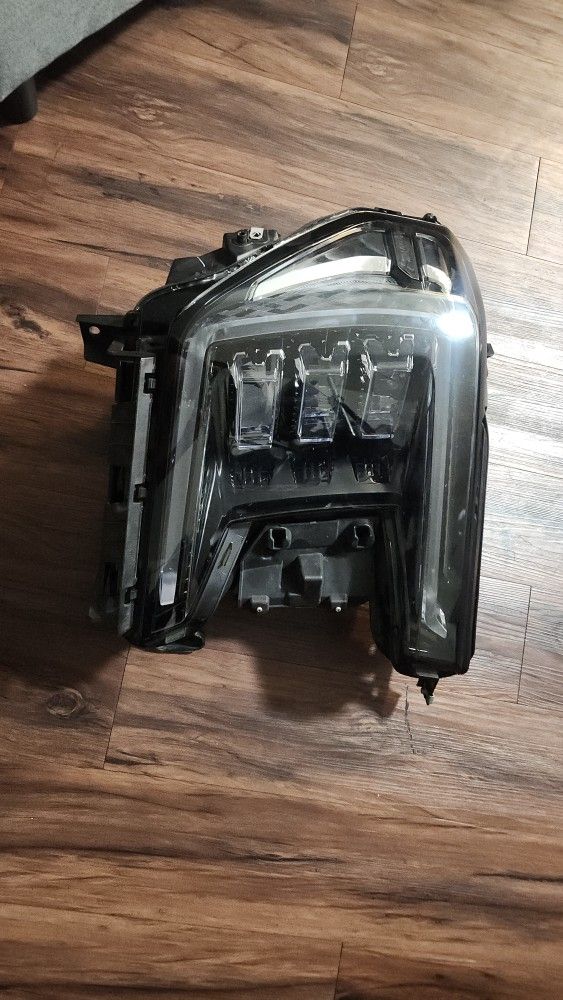 2021 / 2023 GMC Yukon Headlight