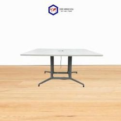 Haworth powered 5x5 workstation with silver base
