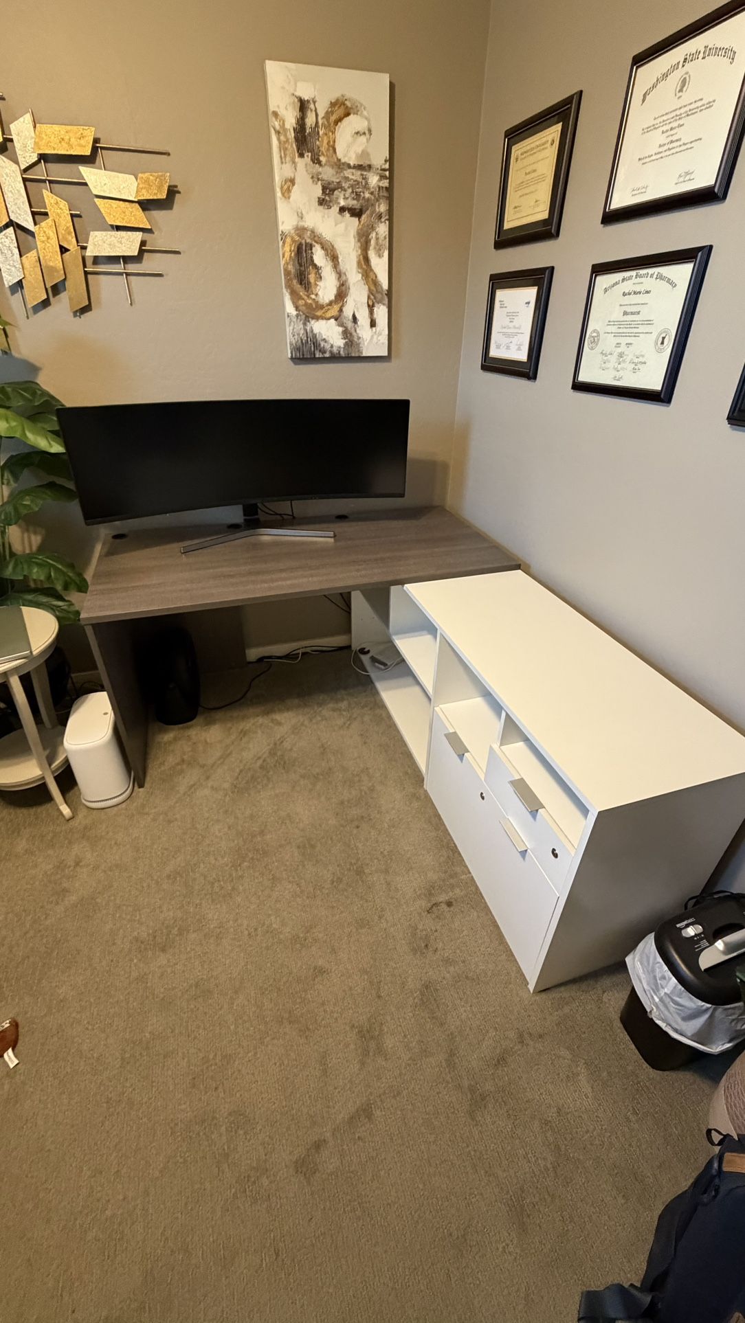 Modern R Shaped Desk With Lockable Storage