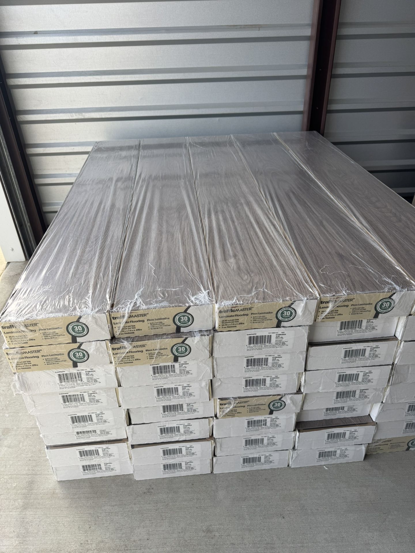 Trafficmate Rac TrafficMaster Laminate Wood Flooring for Sale in Selma, CA - OfferUp