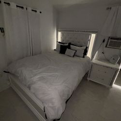 ✨ Rooms To Go Modern Bedroom Set w/ LED Light – Frame, Nightstand & 5-Shelf Chest (Great Condition)