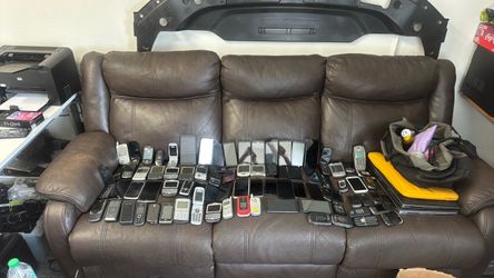 Lot of 82 Vintage Cell Phones / all in good condition