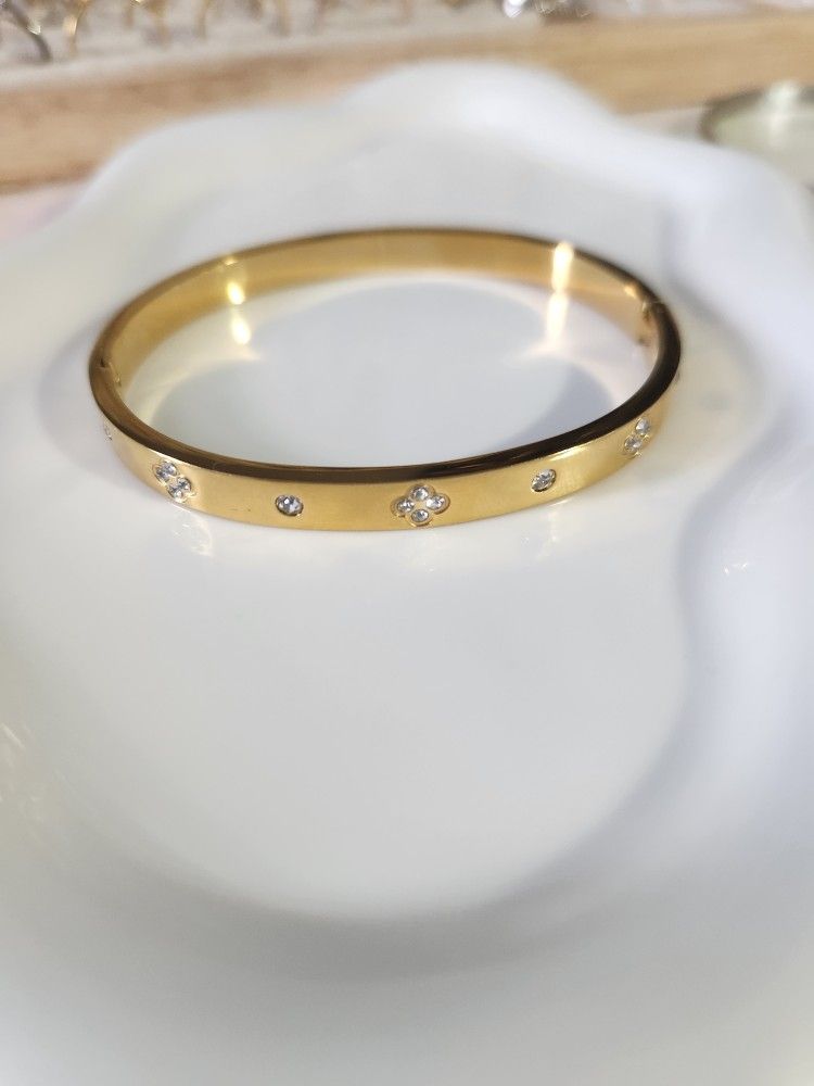 New Gold Clover Bangle Bracelet