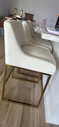 3 Brand new Barstools
