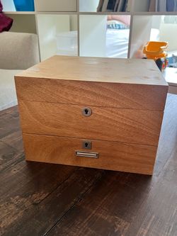 🌿 Cannador 8-Strain Wooden Humidor Box with Blustream Hygrometer — $20