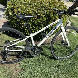TREK  mountain bike (XS)