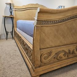 King Bed & Dresser w/Mirror