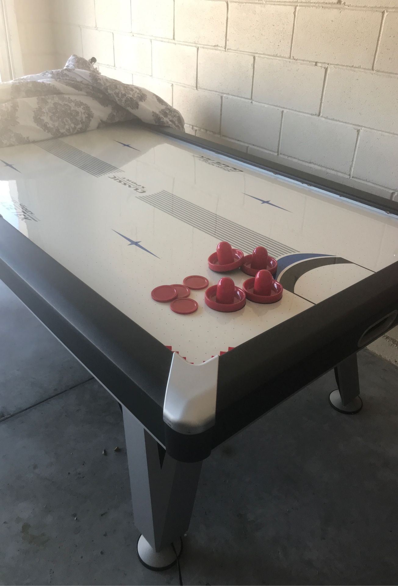 Air hockey table