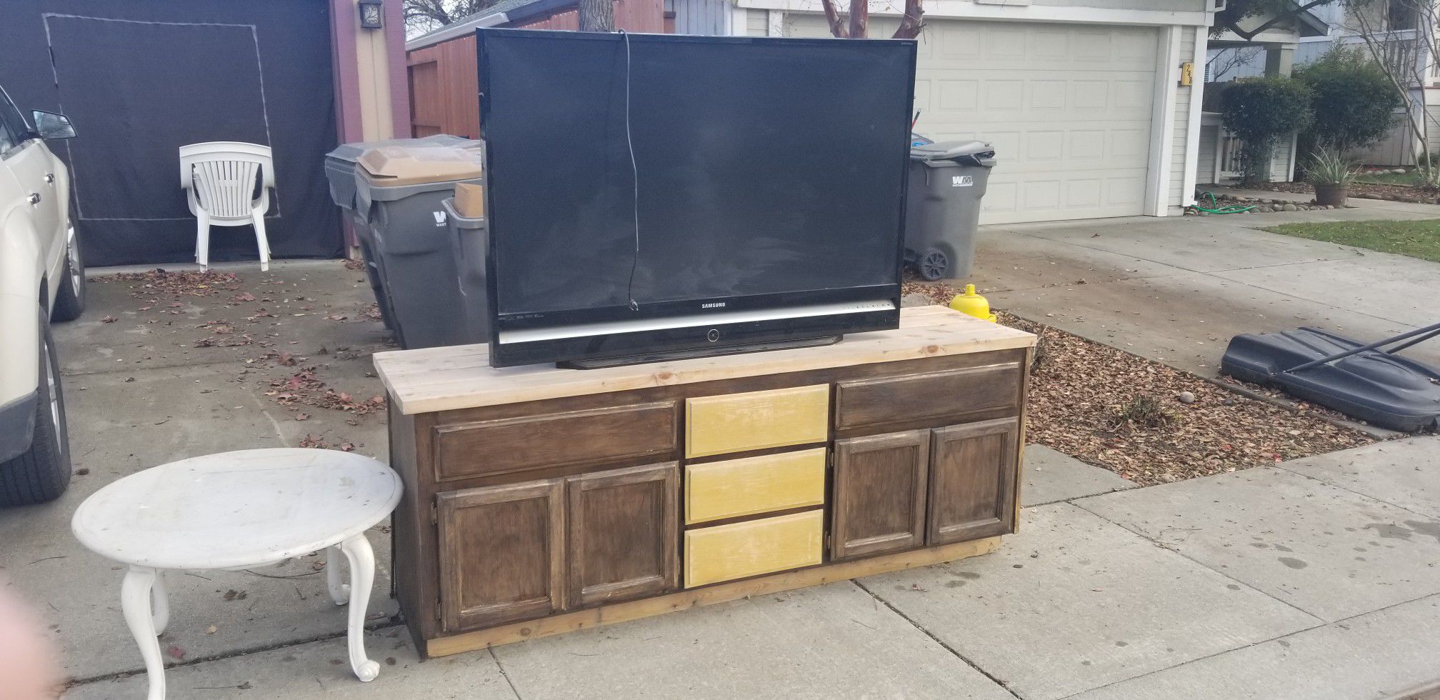 (FREE)Samsung projection tv/cabinet/small table