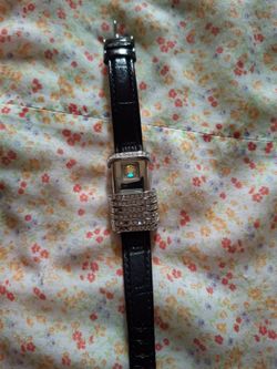 RELOJ ELEGANTE  Y RARO CON PERLITAS PARA MUJER