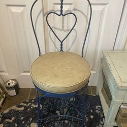Wrought Iron Twisted Heart Bistro Chair 