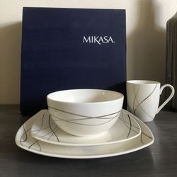Brand New Mikasa Love Story Dinnerware Set w/Platinum, Service for 4