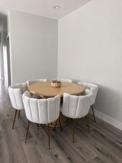 Circle Dining table with 6 Dining Chairs