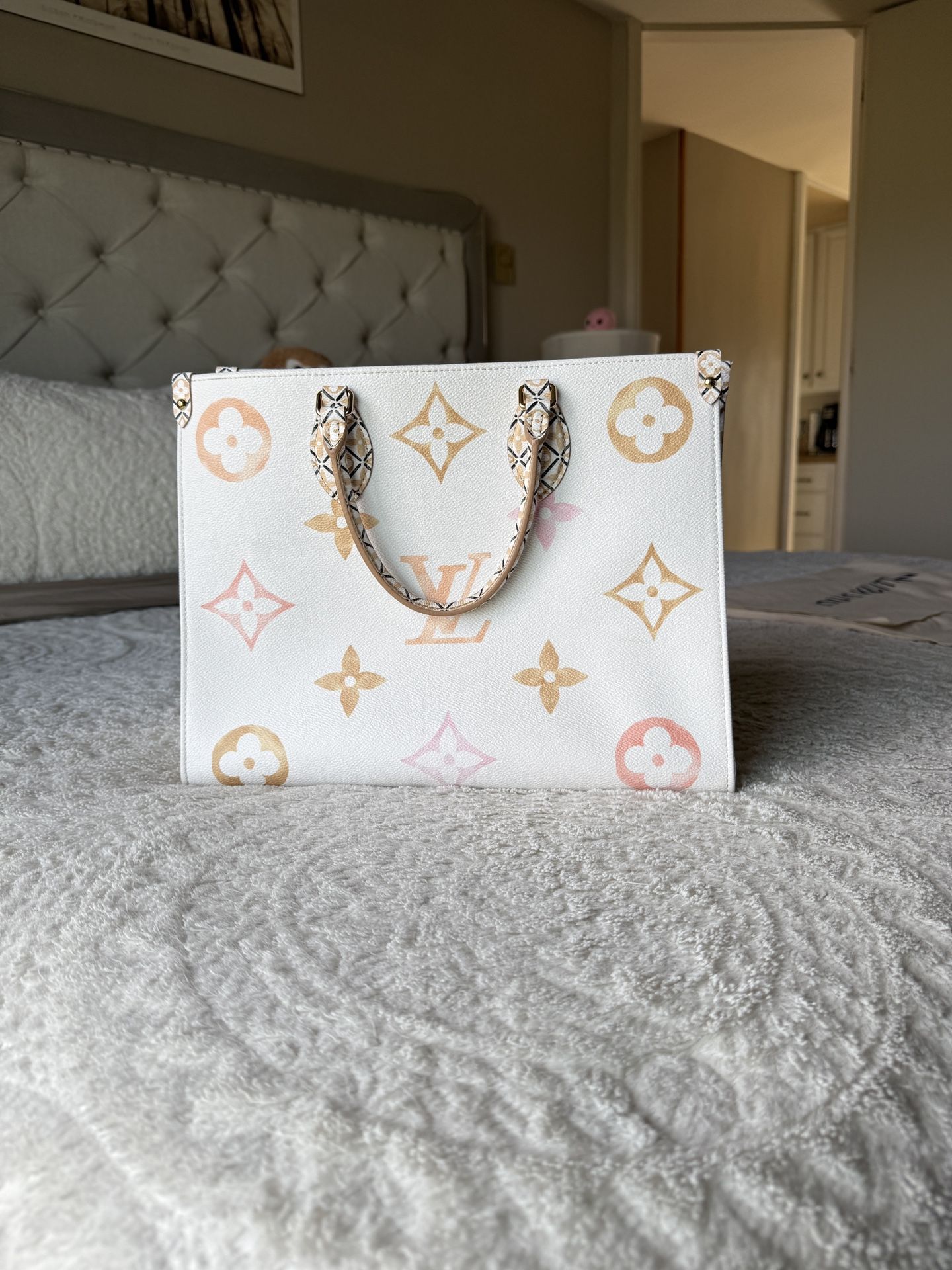 Louis Vuitton Purse - OnTheGo MM in Monogram Canvas in Beige