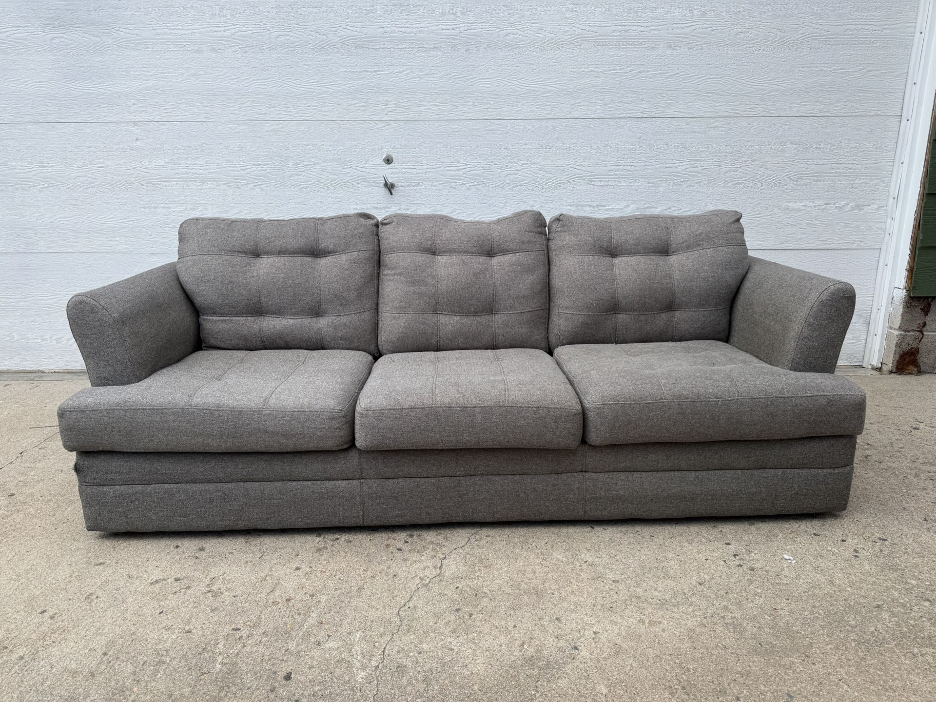 Gray Tufted sofa 🚀Free Delivery🚀