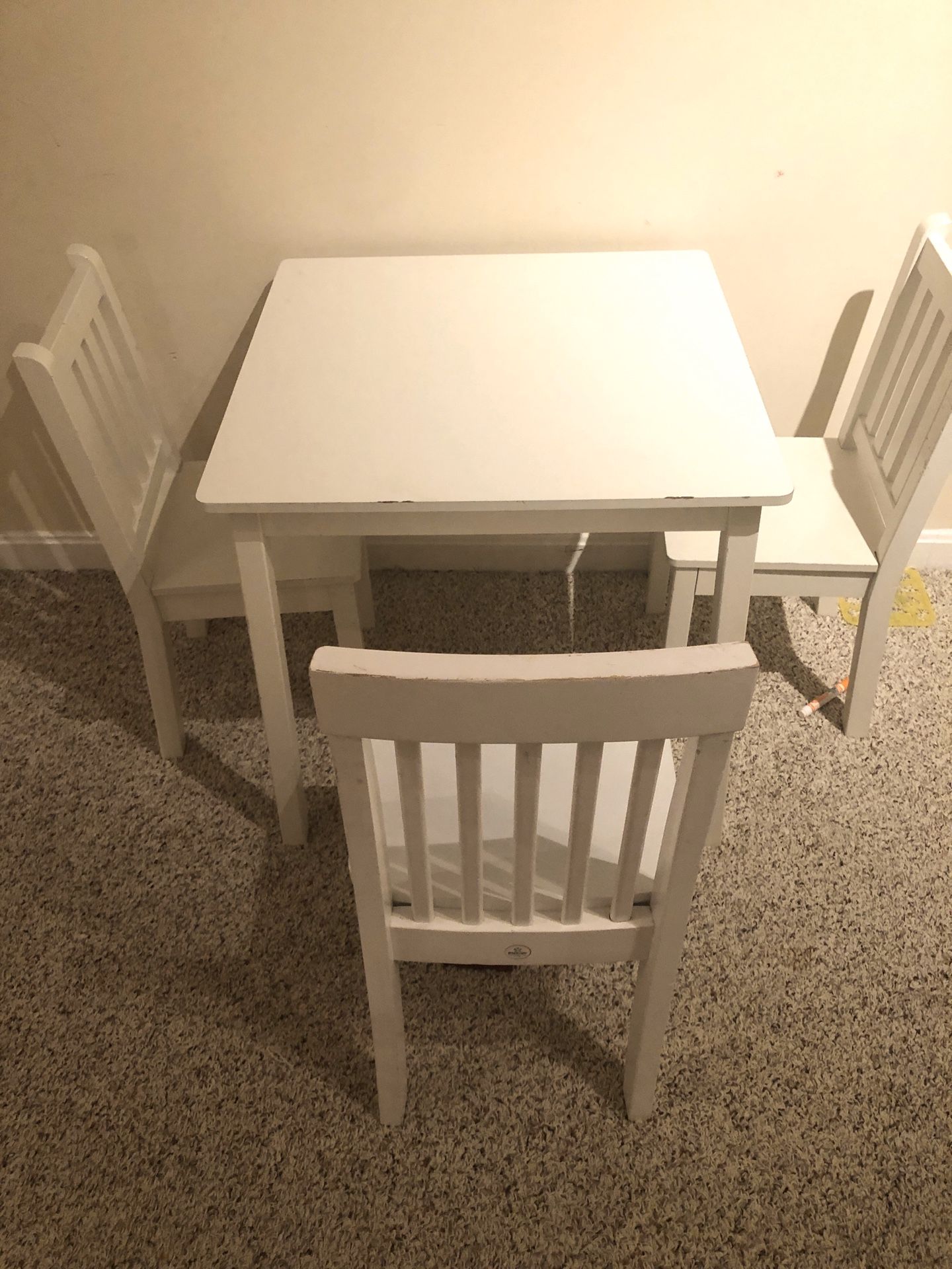 Kids’ table & chairs