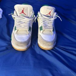 Jordan 4 Pine Greens Size 8,5