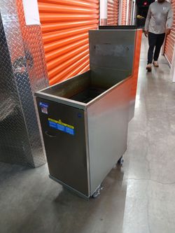 ** PITCO 40D COMMERCIAL GAS FRYER WITH 2 BASKETS