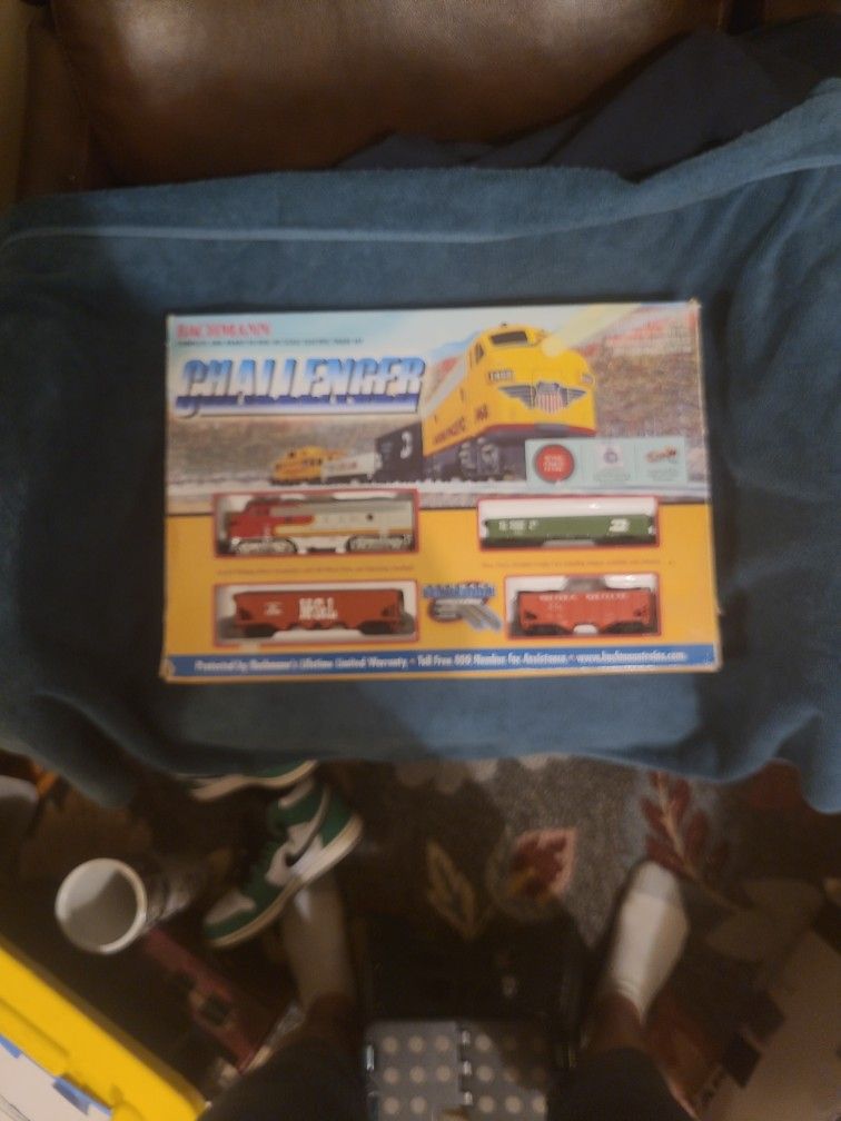 HO SCALE TRAIN SET