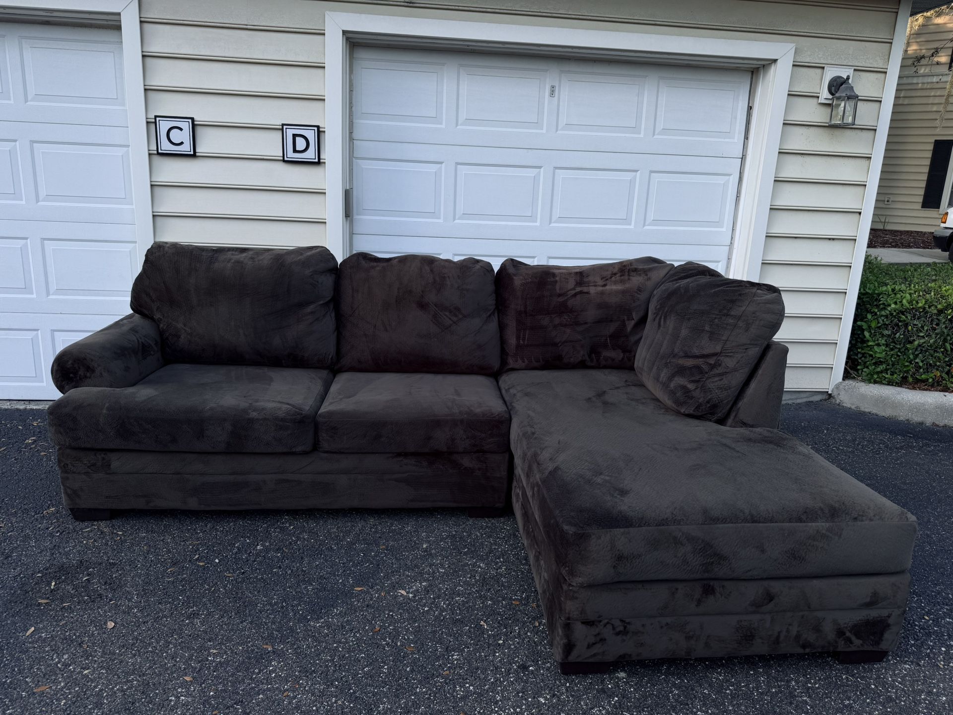 Modern dark brown sectional sofa – Deep cleaned & ready for a new home