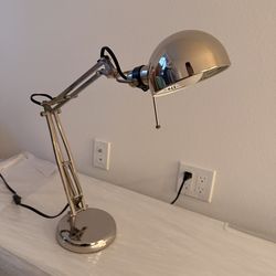 Adjustable desk lamp