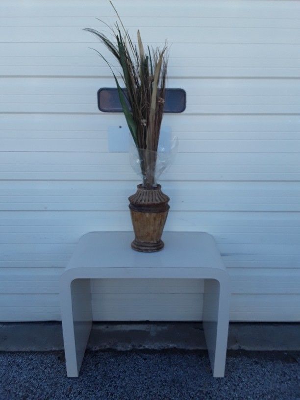 Home Decor Vases With Flowers And Table Like New. 