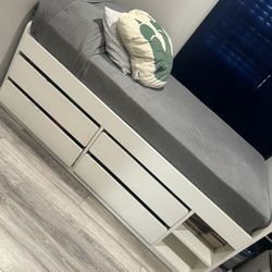 Bed , chair and desk white color . excelente condición