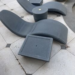 Pool loungers with umbrella table