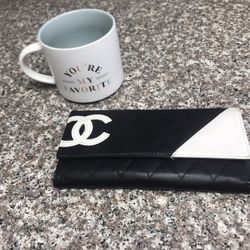 BLACK & WHITE CHANEL LEATHER WALET