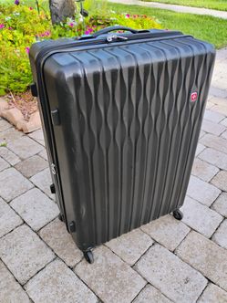 Swiss gear hardcase 30 inch split suitcase. Impact resistant. Divider panel. 4 x 360 spinner wheels. Excellent condition. Large